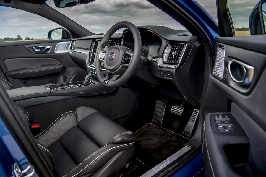 Интерьер Volvo V60 T8 R-Design 2019 года  (UK) (фото 7 из 32)